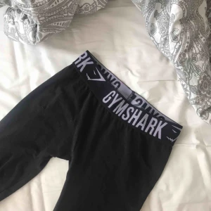  - Gymshark tränings byxor. Storlek XS men passar även S. Ett litet hål som man kan se på sista bilden men det syns knappt! 