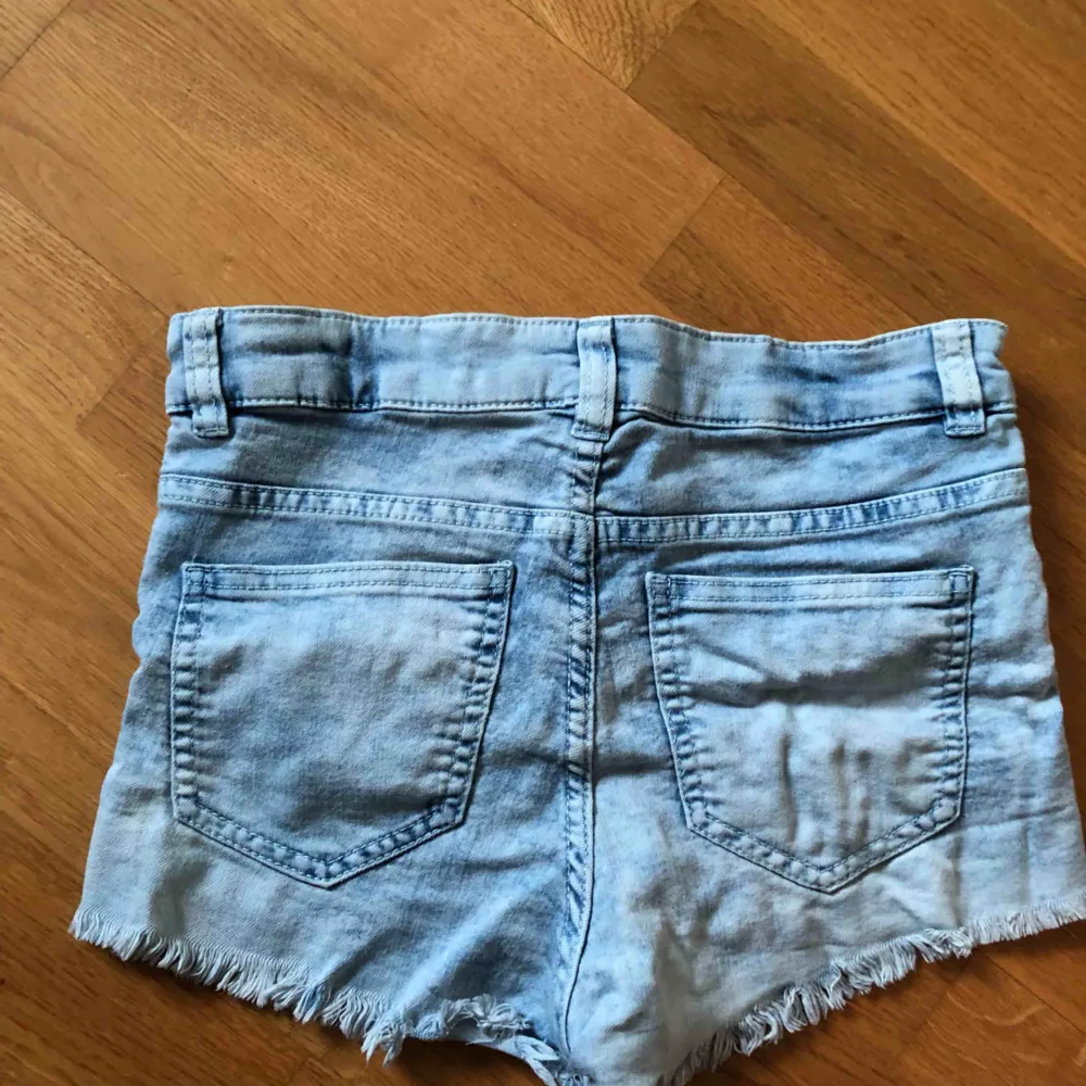 Shorts från h&m. Säljs pga för små, använda fåtal gånger.. Jeans & Byxor.