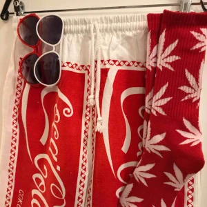  - Cola shorts, 2 par solglasögon, 1 par strumpor. Allting helt nytt från min gamla butik och säljes för otroliga 120:- inkl frakt!  Först till kvarn gäller och har ca 3 av denna uppsättning. 