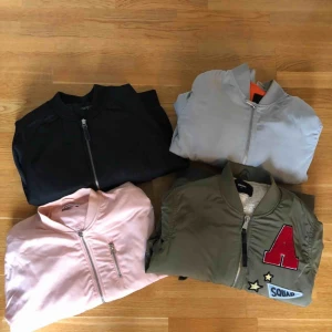  - Säljer mina bomberjackor då dem aldrig används.  Den rosa är i stl S Den svarta är i stl M Den blå är i stl S Den gröna är i stl XS  Alla jackor kan passa en som har stl M då jag själv har det och alla sitter bra.  Säljer alla för 350