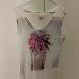 topp - Tops i storlek m, fin skick, finns i Odenplan Stockholm, kan skicka via post 