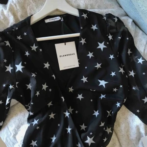  - svart klänning med vita stjärnor från glamorous, underdelen är transparent (sista bilden) men funkar som klänning med en kjol under, fraktar men köparen får stå för fraktkostnaden, hör gärna av er om ni har frågor eller vill ha fler bilder :) 