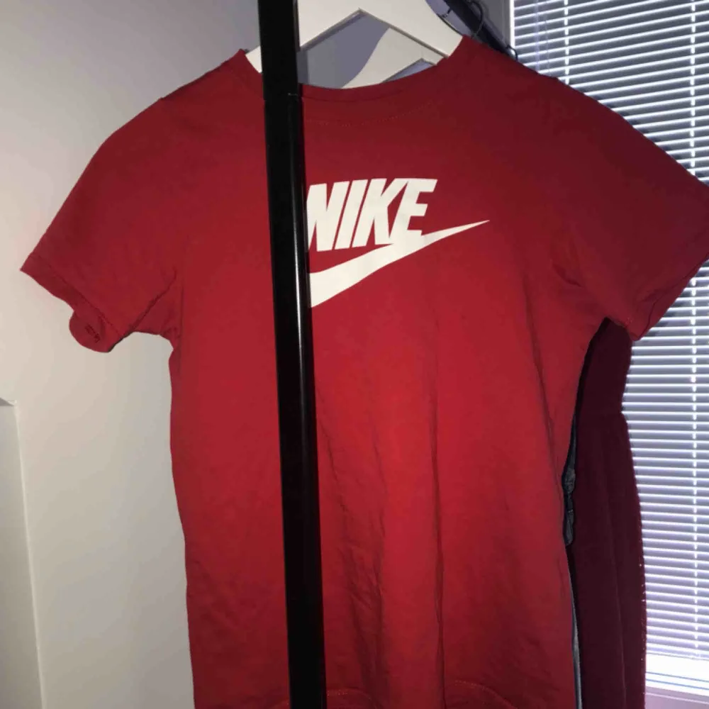 En röd t-shirt från Nike. Storlek m i barn men sitter ungefär som en XS i vanlig storlek. Nypris 200kr 💗✨. T-shirts.