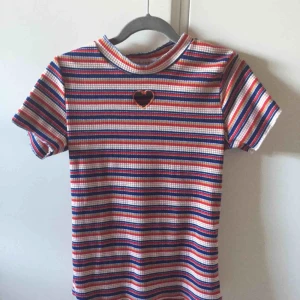  - 🖤söt top med utskuret hjärta 🖤 Strl S, inte använt mer än två gånger och mins tyvärr inte vart den är ifrån.