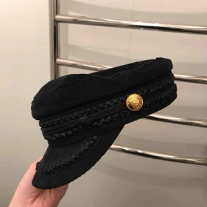  - Snygg keps, endast använd då bilden är tagen. Nypris ca 299. Kan mötas upp i Stockholm eller skickas på posten, köparen står för frakt om vi inte kommer överens om annat.