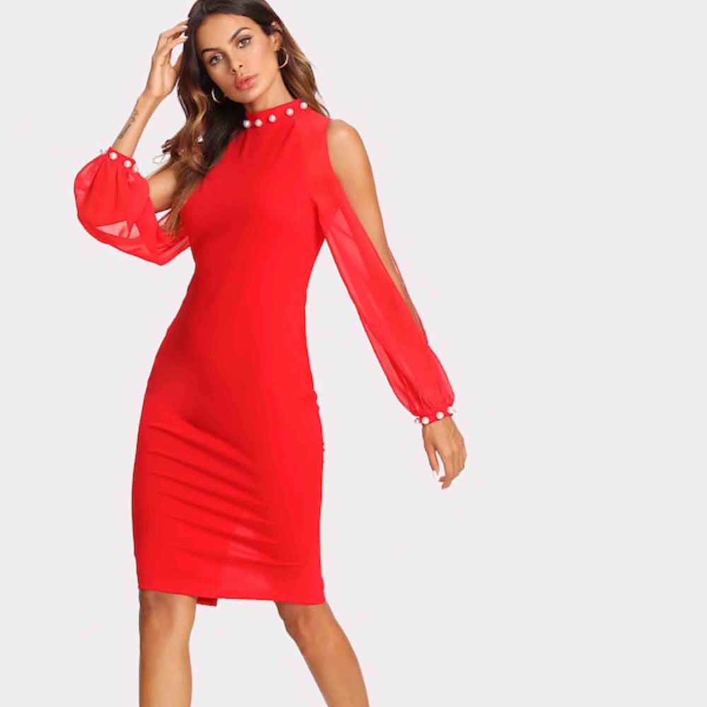 Röd klänning i storlek xs, använd endast i någon timma. Pris 200 kr. . Klänningar.