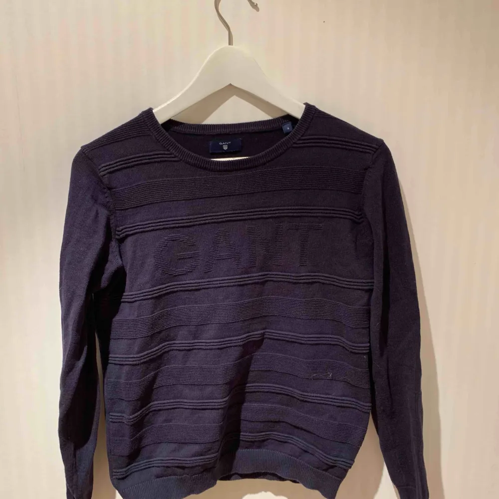Mörkblå gant sweatshirt, sparsamt använd! Mycket skönt material ❣️✨   Priset inkluderar ej frakt. . Tröjor & Koftor.