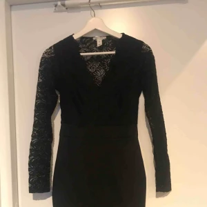  - Svart klänning 