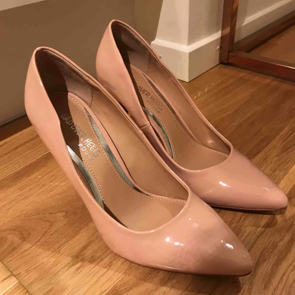 Beige/rosa lackerade pumps från ”head over heels, by Dune” Aldrig använda! Finns ett litet grått märke på höger sko, knappt märkbart, förmodligen fabriksskada, men inte så synligt. Skor.
