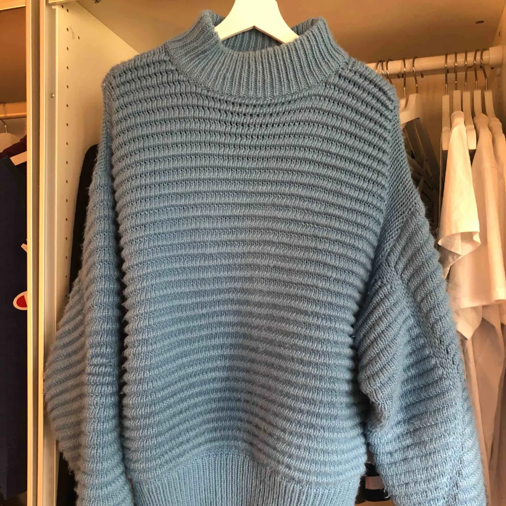 Köpte denna stickade tröja från H&M, köpte den för ca 150kr och har max använt 3 gånger och kom helt enkelt till användning, köparen står för frakt eller kan mötas i Göteborg ⭐️. Stickat.