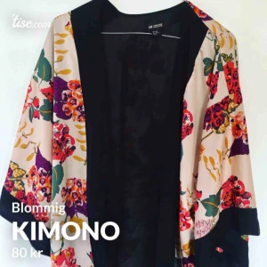  - Somrig och bohemisk kimono med ett blommigt mönster!