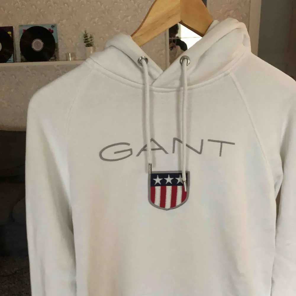 Så bekväm och stilren Gant hoodie i Storlek L, passar M bra med. 1100 nypris och i väldigt gott skick. Ena snöret är lite skadat, men det går att ta ut eller köpa nytt om det skulle vara till besvär.. Tröjor & Koftor.