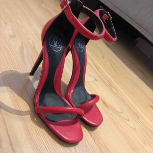  - Jätte fina röda klackskor från missgudided! Köparen står för frakten :)