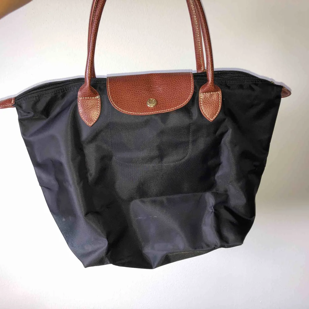 en svart fake longchamp väska köpt för något år sedan i Thailand, köpte den för 500 kr. Kan frakta eller mötas upp i Knivsta!💞. Väskor.