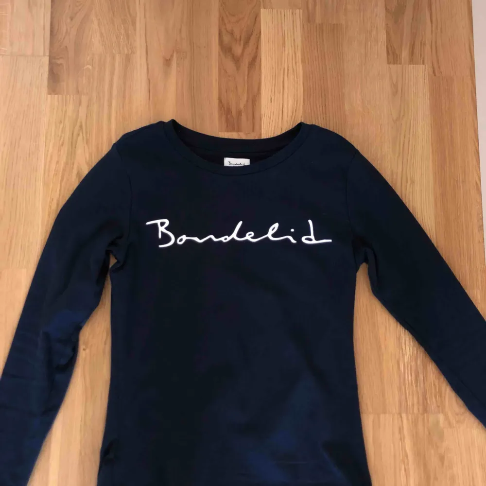 Marinblå tröja från Bondelid, nypris: 300 kr Använd 3 gånger. Tröjor & Koftor.