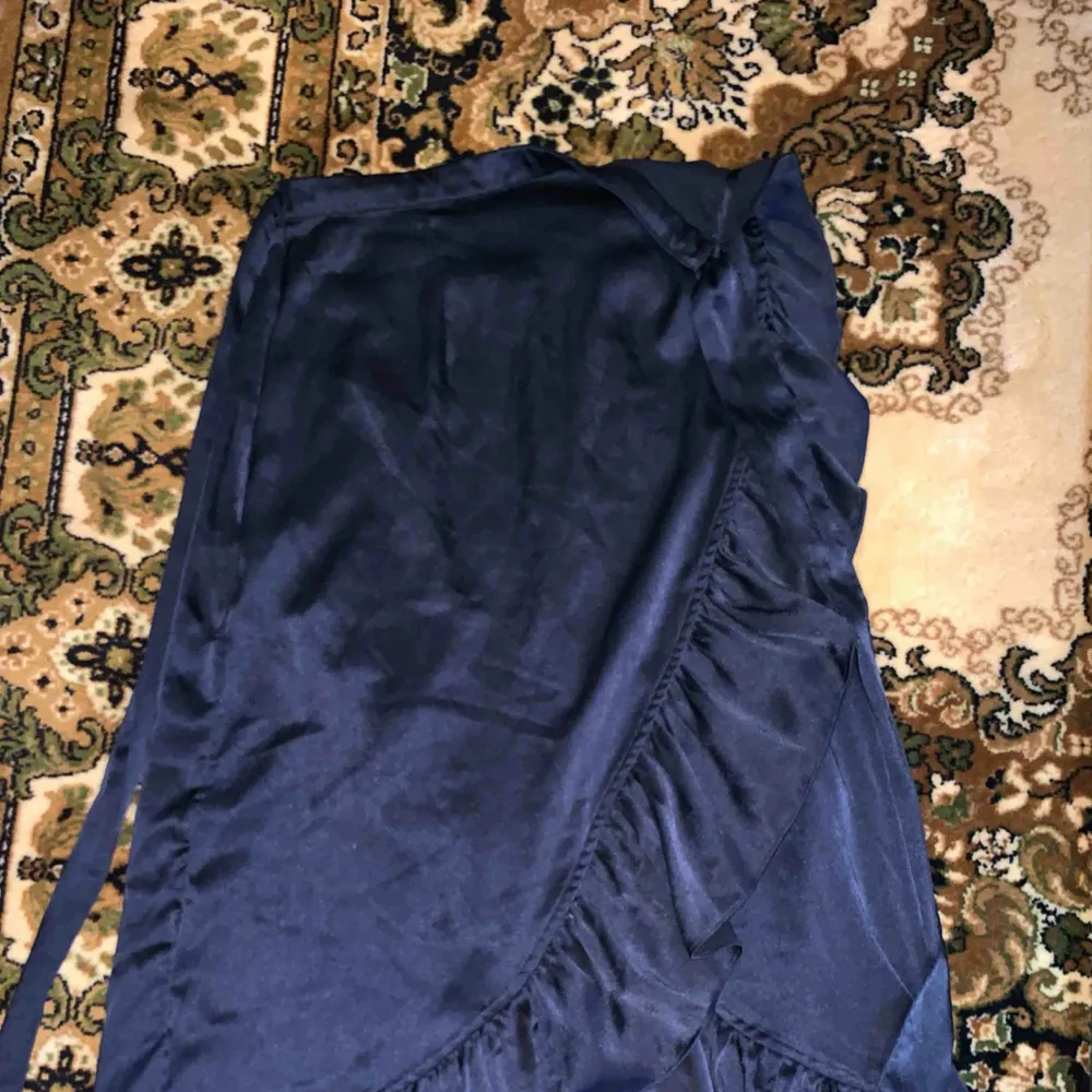 Marinblå kjol! Använd 2-3 gånger, frakt tillkommer 🌸. Kjolar.
