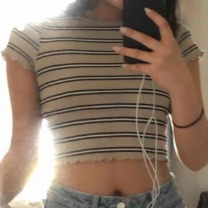  - Söt topp från gina tricot, köpt förra sommaren ✌🏻 läs min bio innan köp 🦋💕 