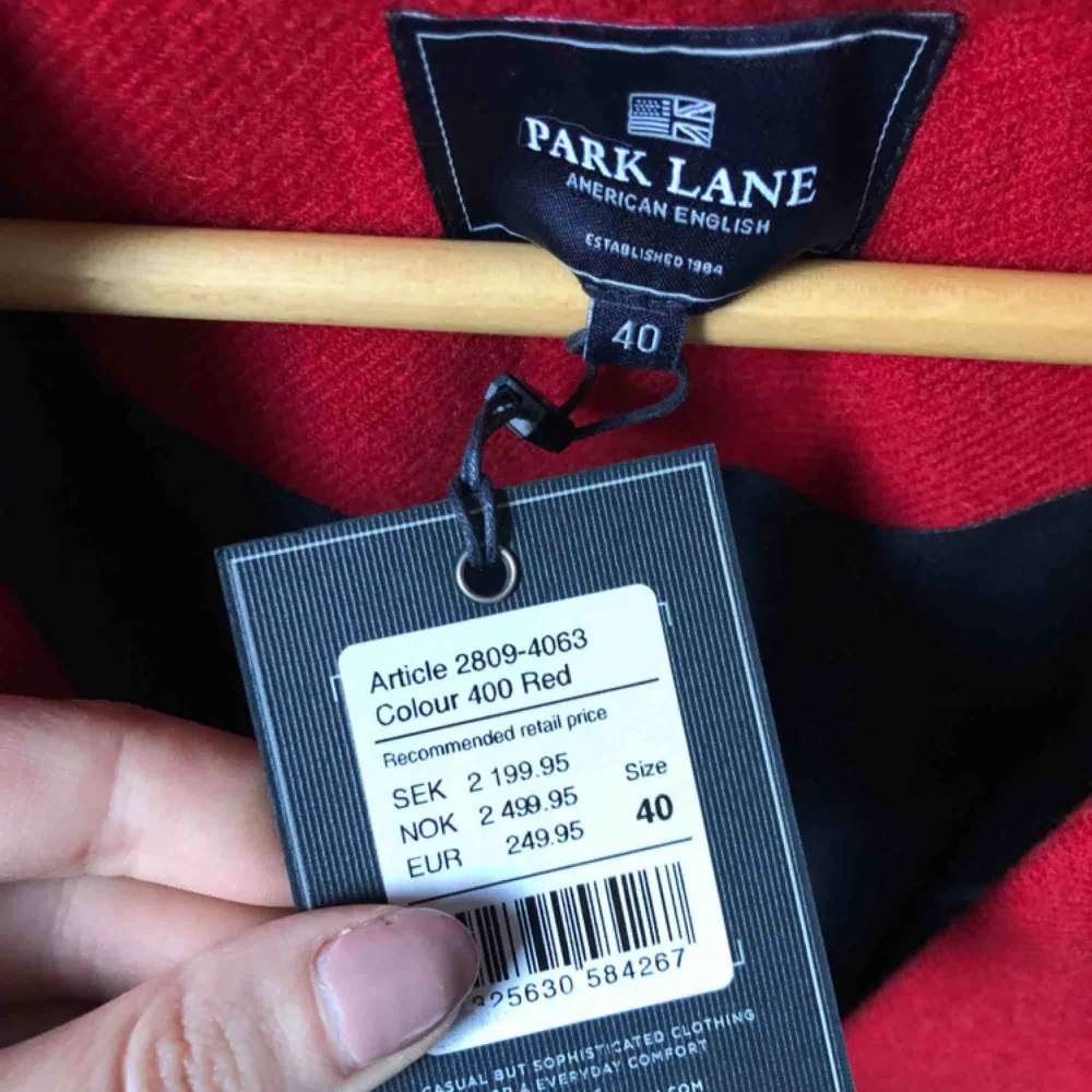Helt ny premiumkappa i ull från Park Lane, klarröd färg, ner över höfterna, två knappar fram, aldrig använd!! Nåt av det mest välsydda och vackra i min garderob! Nypris 2195kr. Jackor.