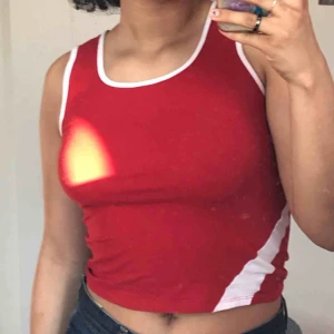  - En jättesnygg lite sportig magtröja i storlek M.  Frakt tillkommer ♥️