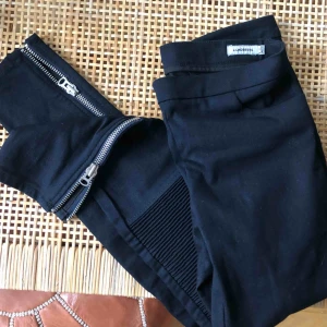  - Byxor från J.Lindberg i modellen Nathalie Ultra. Dragkedja i byxslut och bakdel. Fickor i fram. Stuprörmodell och halvlåga i midjan. 