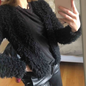  - Svart fake ”päls” kofta Använd ett fåtal gånger