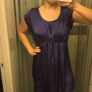  - Lila klänning från Vila. Fint skick utan skavanker. Pris inklusive frakt! 
