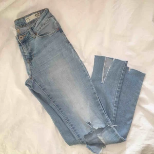  - Snygga jeans med slitningar. Slitsar vid anklarna. Super fina och knappt använda. Har du några frågor eller vill ha fler bilder är det basa att skriva till mig 😊 Frakt betalar köparen.