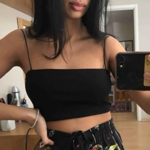  - Söt topp från Ginatricot i storlek Small. Använd ett fåtal gånger. Jättefin nu inför sommaren! 