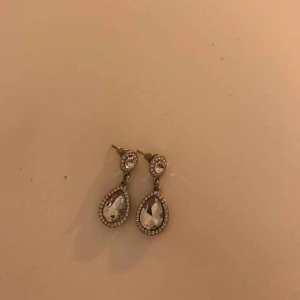  - Superfina örhängen! Betalning sker via swish & köparen står för frakten på 9:- 💕