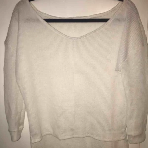  - Luftigt stickad av polyester-material. 3/4dels ärmar Oversize och passar allt från XS till större M beroende på hur man vill att den ska sitta.  (Jag köpte denna när jag var en XS och nu är jag en M och den sitter ännu bra).  Använd max 5ggr på 3 år.