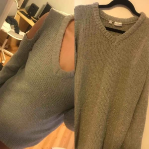  - Stickad tröja i Oversize-modell med cutouts på överarmarna! Tröjan är grå men har även silverglitter i sig! Fin med strumpbyxor eller shorts/bara ben. Storlek 36/38 men passar större.  Endast använd en gång; till nyår.