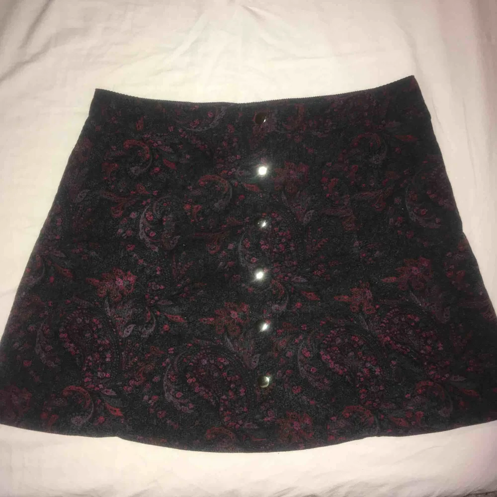 Vintage kjol med mönstrat Manchestertyg från Beyond Retro. Den är använd ett fåtal gånger och är i mkt gott skick. Knäpps upp framtill, passar S och en mindre M. Kjolar.