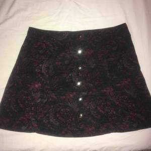 Vintage kjol med mönstrat Manchestertyg från Beyond Retro. Den är använd ett fåtal gånger och är i mkt gott skick. Knäpps upp framtill, passar S och en mindre M