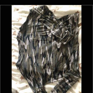  - En militärmönstrad från ginatricot. Köpt för 1 år sedan men har it användt den så mycket. Väldigt skön, sitter inte alls tajt. Storlek S Kan fraktas vart som helst men köparen står för frakten.