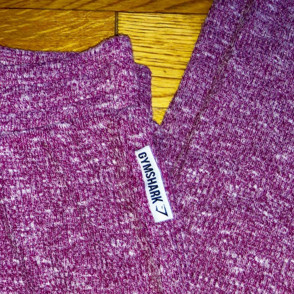Gymshark byxor ribbade i mjukt material, super sköna! Färg: Rosa Storlek: Small  Sparsamt använda endast några gånger :) . Jeans & Byxor.