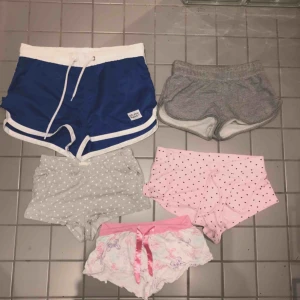  - Många olika mjukisshorts i storlek xs!  Styckpris 40 kr och alla: 150 kr