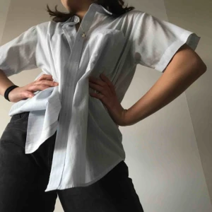  - Supersnygg kortärmad skjorta. Passar till allt!         🌞🌞🌞Somrig🌞🌞🌞 använd 3 gånger. Frakt tillkommer. Annars möts vi runt Söder!💓