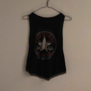  - Tunt och enkelt sommar linne från Converse. Storlek: S 