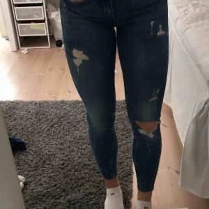 Jeans - Från Ginatricot, modell Kristen.  Storlek 26/30 motsvarar Xs/S. Stretchigt tyg. Fint skick, använda ett fåtal gånger. Dragkedjor i bensluten, se sista bilden. Kan frakta eller mötas upp i Karlskrona/Ronneby.