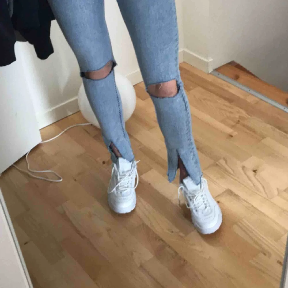 Asballa jeans med hål på knäna och slitna vid vristen som får en flaredkänsla (klippt själv). Jeans & Byxor.