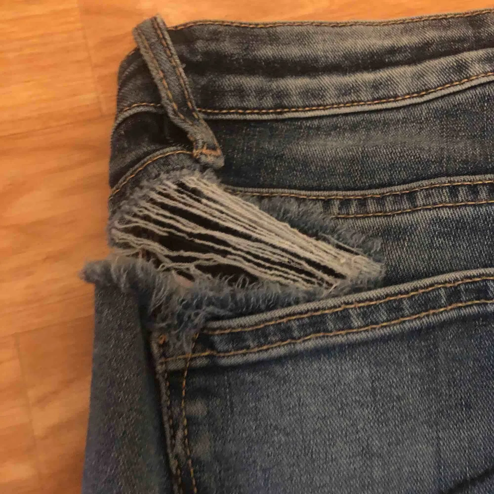 Säljer mina blåa Bootcut Jeans med hål ifrån JC. Superfina bara det att det är ett hål uppe vid ena sidan av midjan. Därför säljer jag de för ett billigt pris. Hojta till om du är intresserad💖💕 frakt tillkommer:). Jeans & Byxor.