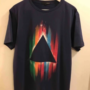  - En ny mörkblålila t-shirt för 20:- plus 18:- i frakt= 38:-