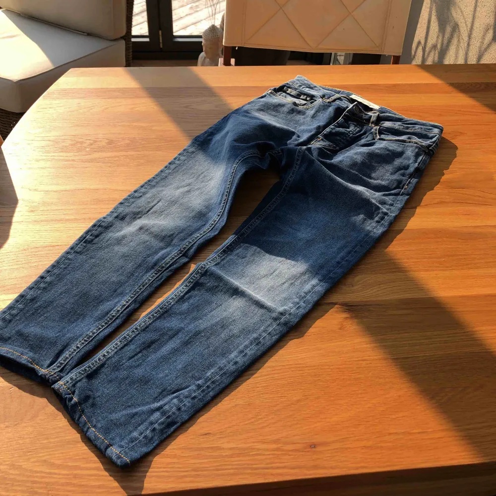 Oanvända jeans stretch The Blue Uniform Köpta på JC upplagda i butik så längd ca 30  Nypris 999 kr. Jeans & Byxor.
