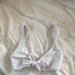 - Vit bikiniöverdel från southbeach som man knyter framtill. Aldrig använd, och är lite liten i storleken. Frakt tillkommer