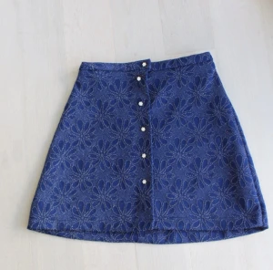 Självsydd american apperal inspirerad kjol! Mörkblå med guldblommor i tyget.  - Självsydd american apperal inspirerad kjol! Mörkblå med guldblommor i tyget. 