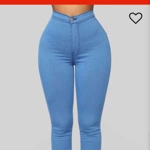  - Jeans från Fashion Nova. Gjorda av ett jegging material så väldigt stretchiga. Endast prövade så de är så gott som nya