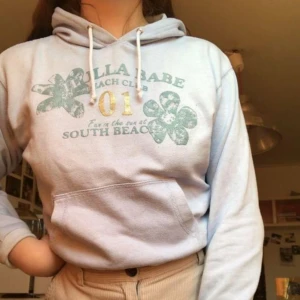  - Säljer denna ljusblå hoodien, egentligen barnstorlek men passar xs och small. Det finns en fläck på framsidan som syns på bild tre.