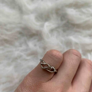  - Ring i storlek s, fin skick, finns i Odenplan Stockholm. kan skicka via post, 10kr för porto       