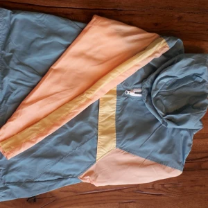  - Windbreaker. Har en 70- tals färg feeling. Använd väldigt sällan. 