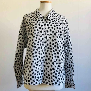  - Tunn och skön skjorta, av märket TED NICOL. Märkt storlek 38. Nyskick!   Frakt ingår i priset! 